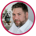 christian finke weißes hemd kurze haare mit bart