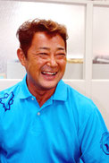 インタビューに答える藤本監督=9月25日、石垣市内
