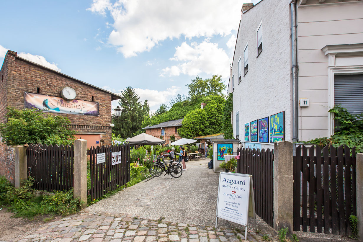 Café im Auenhof und die Kunstgalerie Aagaard im Berliner Stadtteil Hermsdorf. Der Eingangsbereich.