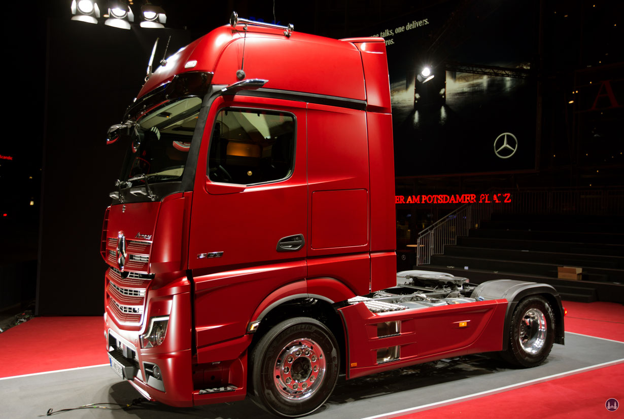 Vorstellung des neuen Actros am Marlene-Dietrich-Platz in Berlin. Seitenansicht des neuen LKW.