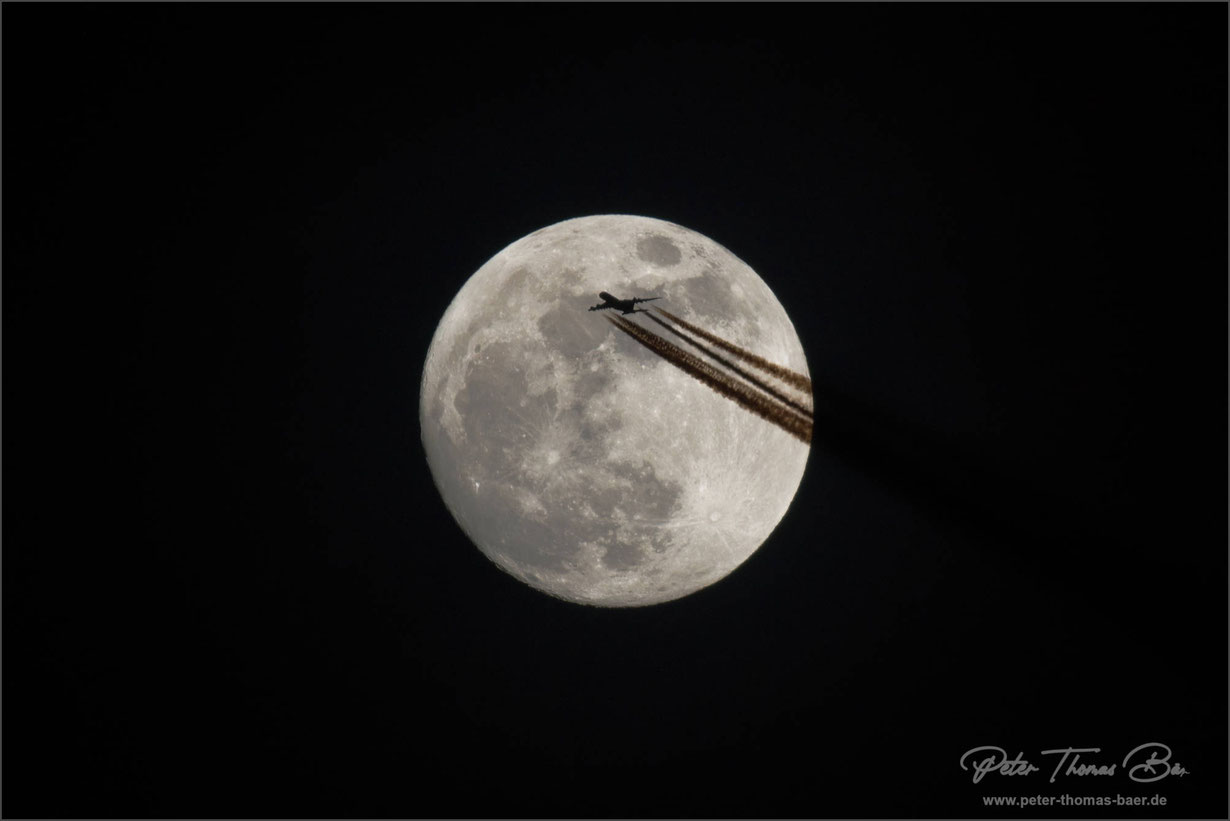 Mond mit Flugzeug