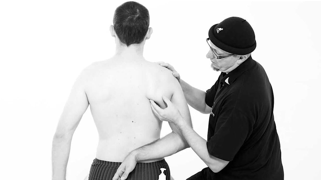 Frank Demann behandelt einen Patienten mit Senmotic Faszientherapie