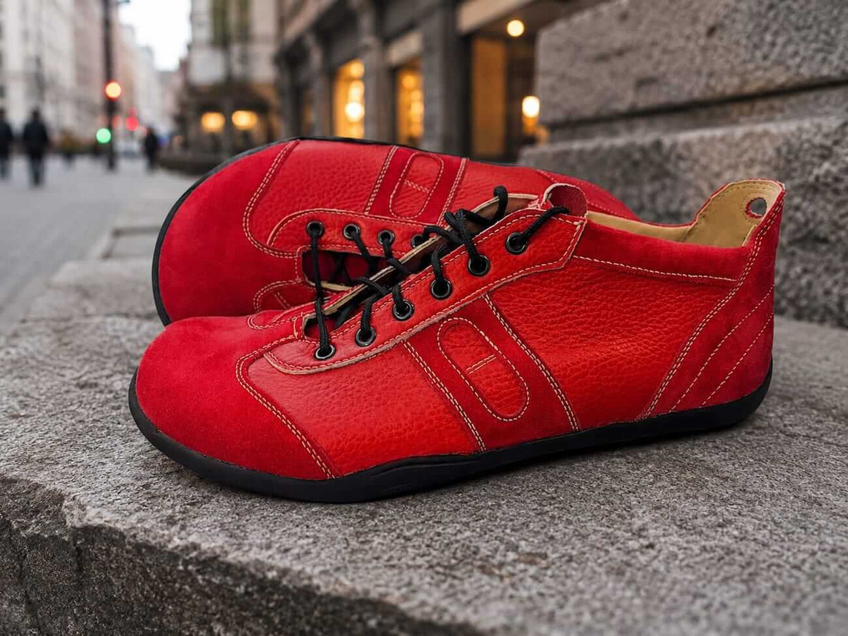 Barfußschuhe aus rotem Leder mit schwarzen Senkeln und beigen Innenfutter