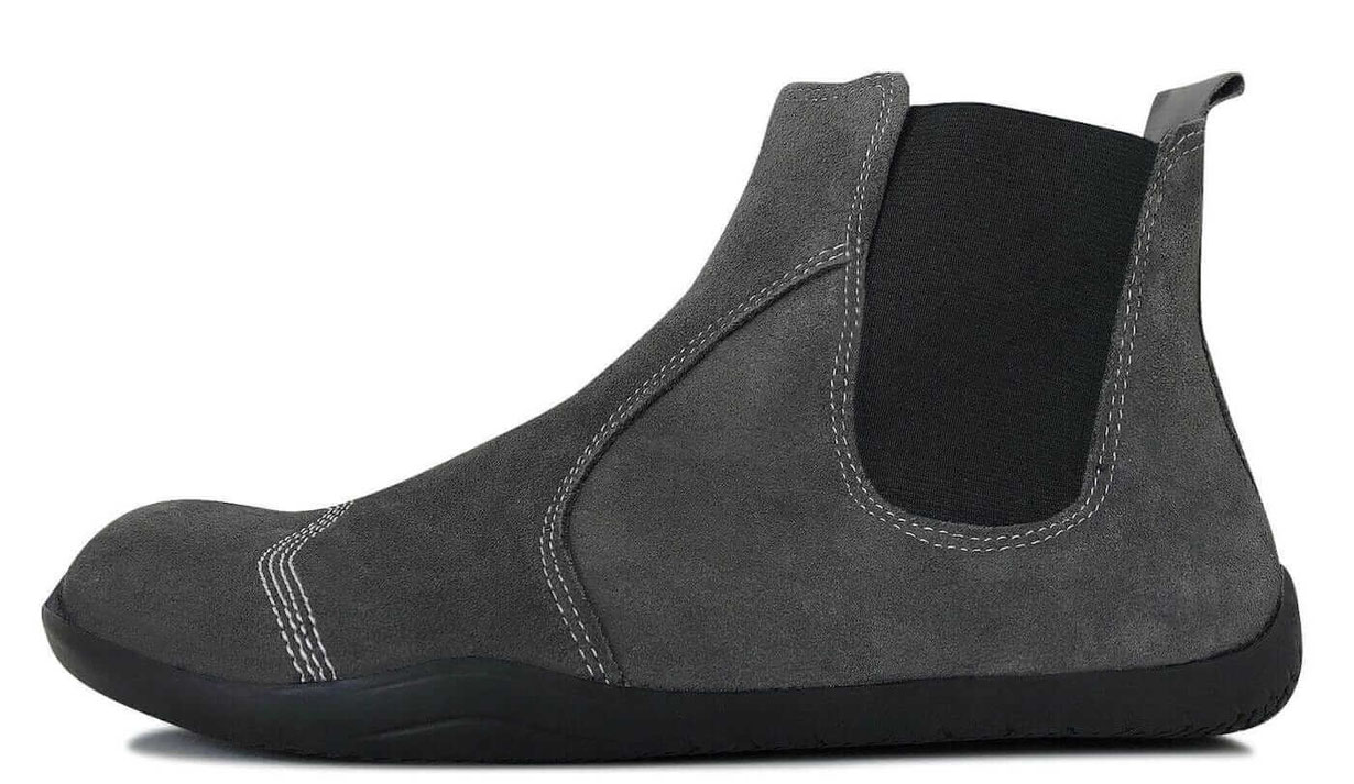 Grauer Schlupfstiefel aus Veloursleder mit weißen Nähten und Gummizug. Mit schwarzer Sohle.