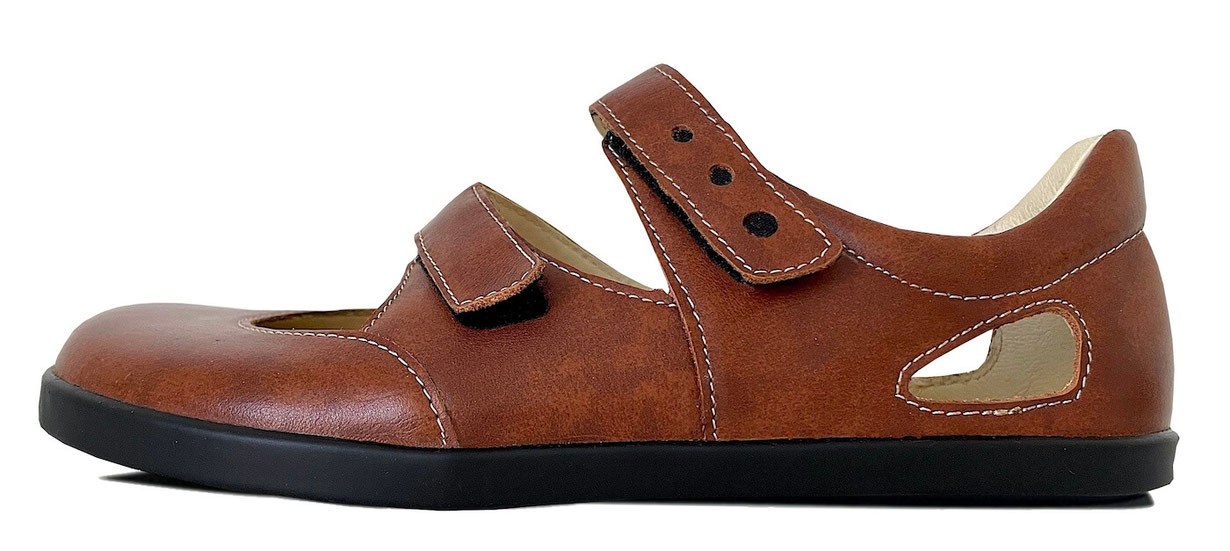 Damen Sandale aus cognacfarbenem Leder mit weißen Nähten mit Fersenriemen und Klettverschlüssen. Mit Lederinnenfutter Beige und schwarzer Sohle.