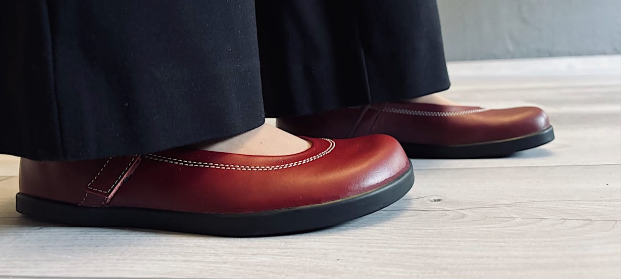 Barfußschuhe Ballerinas Damen aus rotem Leder mit Riemen und silberner Schnalle 
