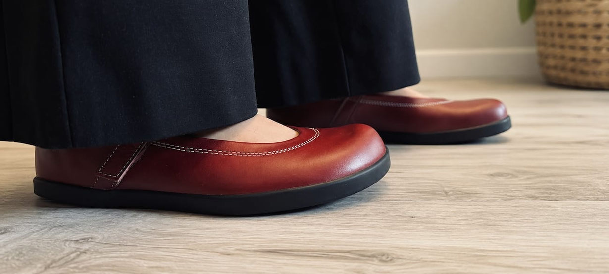 Barfußschuhe Ballerinas Damen aus rotem Leder mit Riemen und silberner Schnalle 
