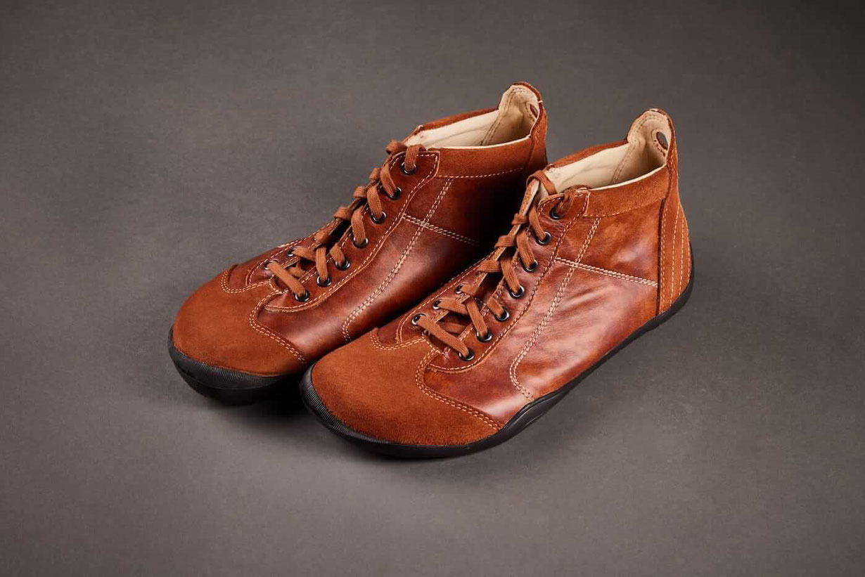 Braune knöchelhoch geschnittene Leder Barfußschuhe. Modell Retro von Senmotic