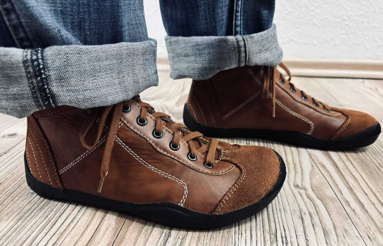 Braune Senmotic Leder Barfußschuhe Modell Retro an den Füßen 