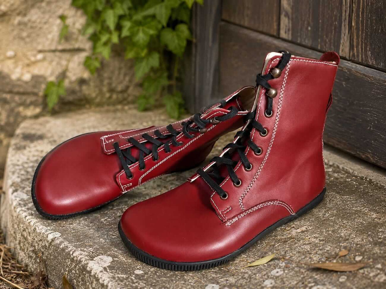 Barfußschuhe Damen Stiefel aus rotem Leder mit weißen Nähten