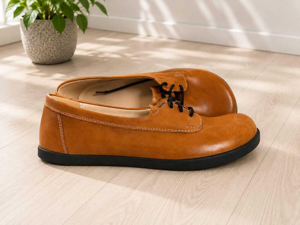 Barfußschuhe Ballerinas Damen geschlossen aus braunem Rindsleder mit beigen Nähten und Senkel