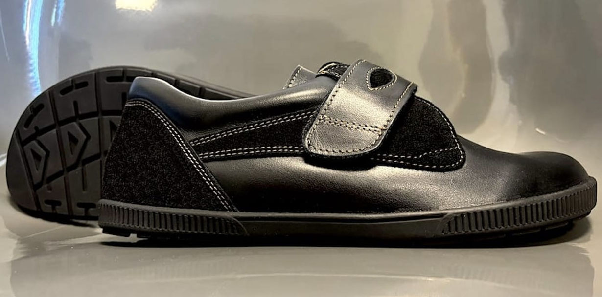 Schwarze Barfußschuhe aus Rindsleder mit schwarzem Velours abgesetzt und einem Klettverschluss