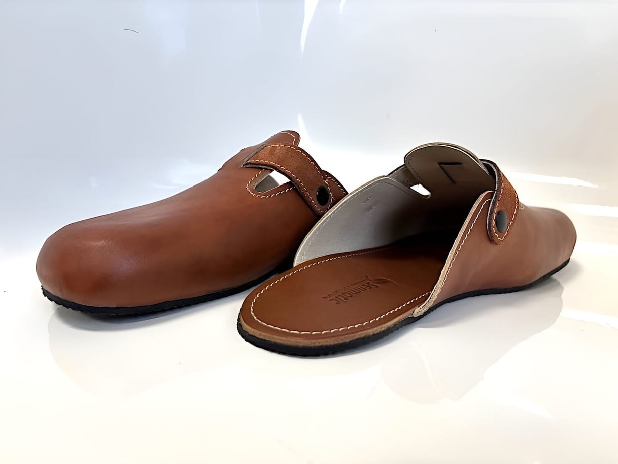 Handgefertigte Unisex Clogs aus blauem Leder als Barfußschuhe für den Sommer