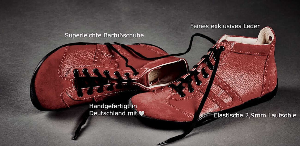 Zwei rote Barfußschuhe aus Leder mit 4 Vorteilen von Senmotic Barfußschuhen in weißer Schrift.  