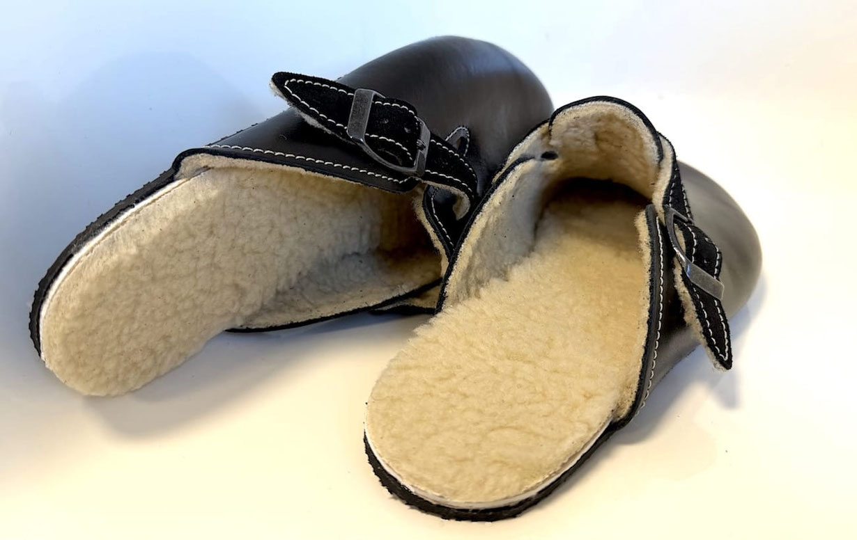 Handgefertigte Unisex Clogs aus blauem Leder als Barfußschuhe für den Sommer