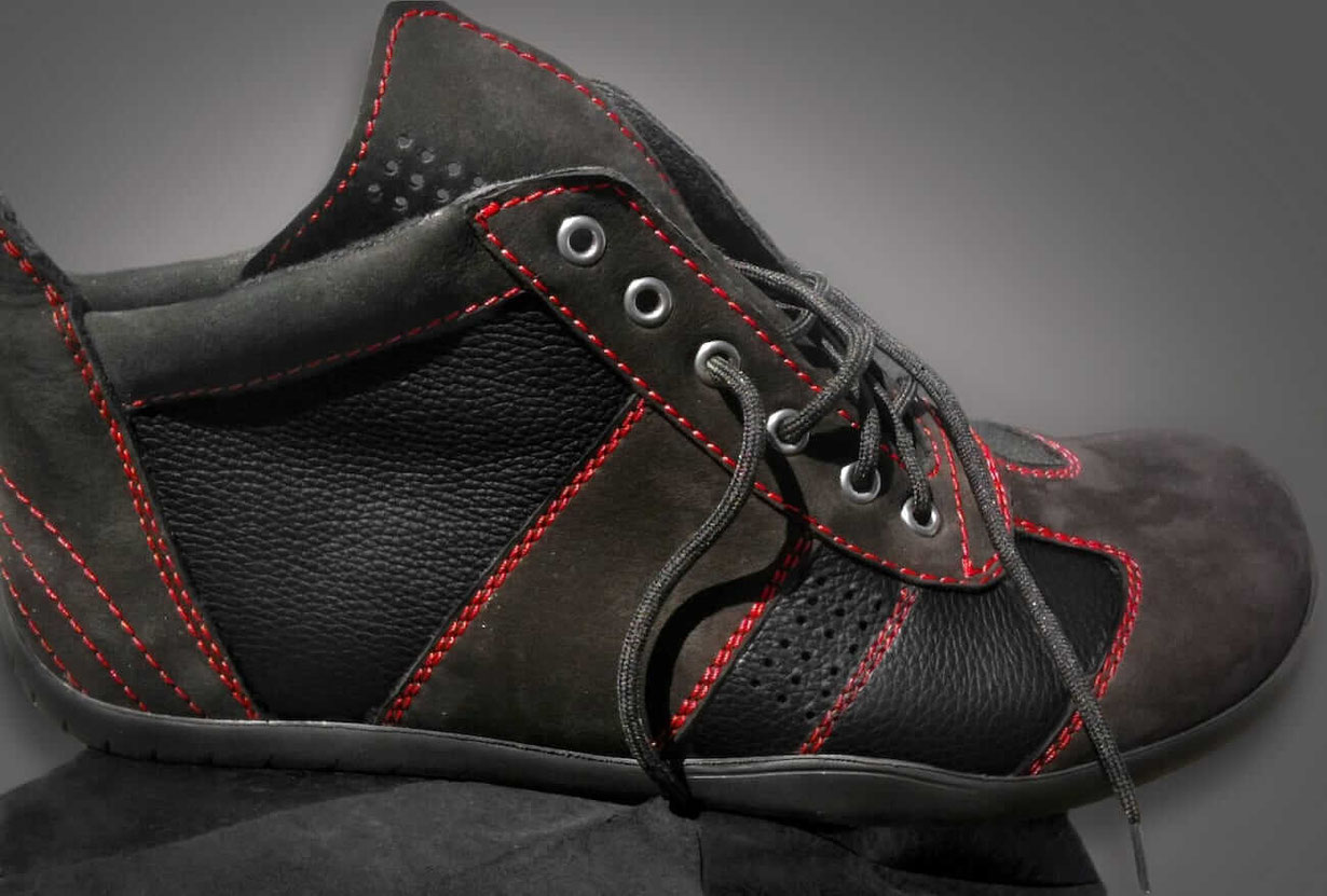 Barfußschuh aus schwarzem Leder mit roten Kontrastnähten