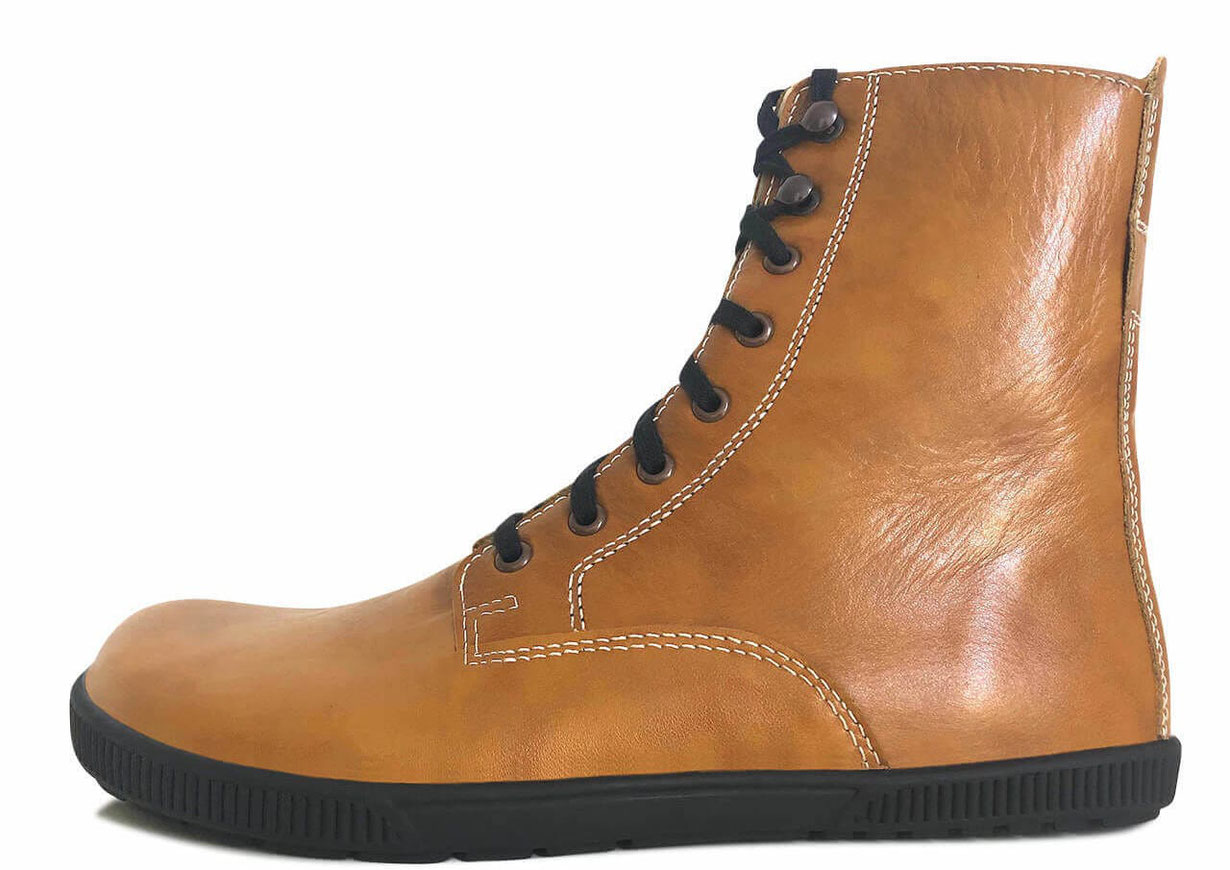 Damenstiefel als Barfußschuh aus Leder in Hellbraun mit schwarzer grob profilierter Sohle und dunklen Metallösen und Senkeln 