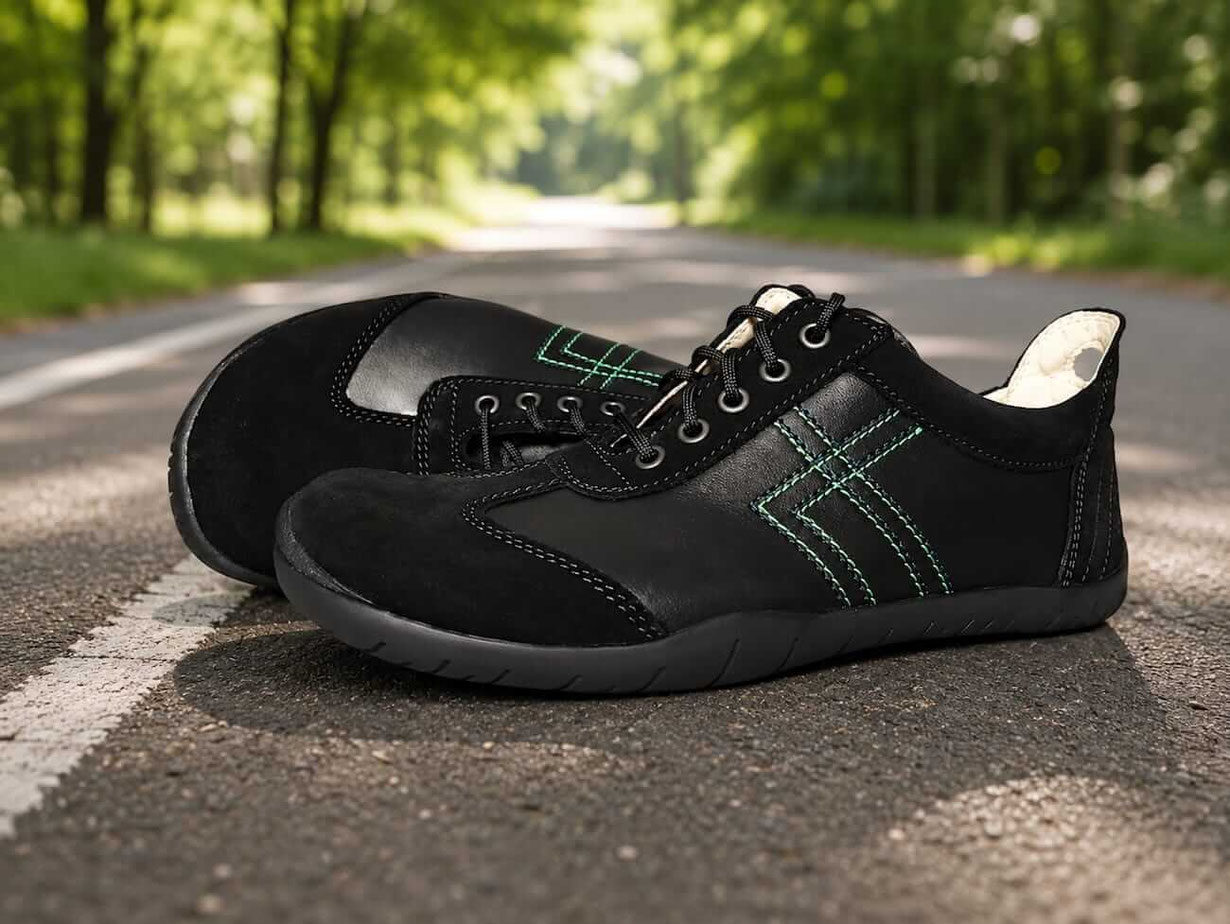 Barfußschuhe als Laufschuhe aus schwarzem Leder mit grünen Ziernähten für Einsteiger