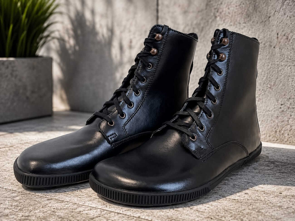 Barfußschuhe Damen Stiefel aus schwarzem Leder mit schwarzen Nähten
