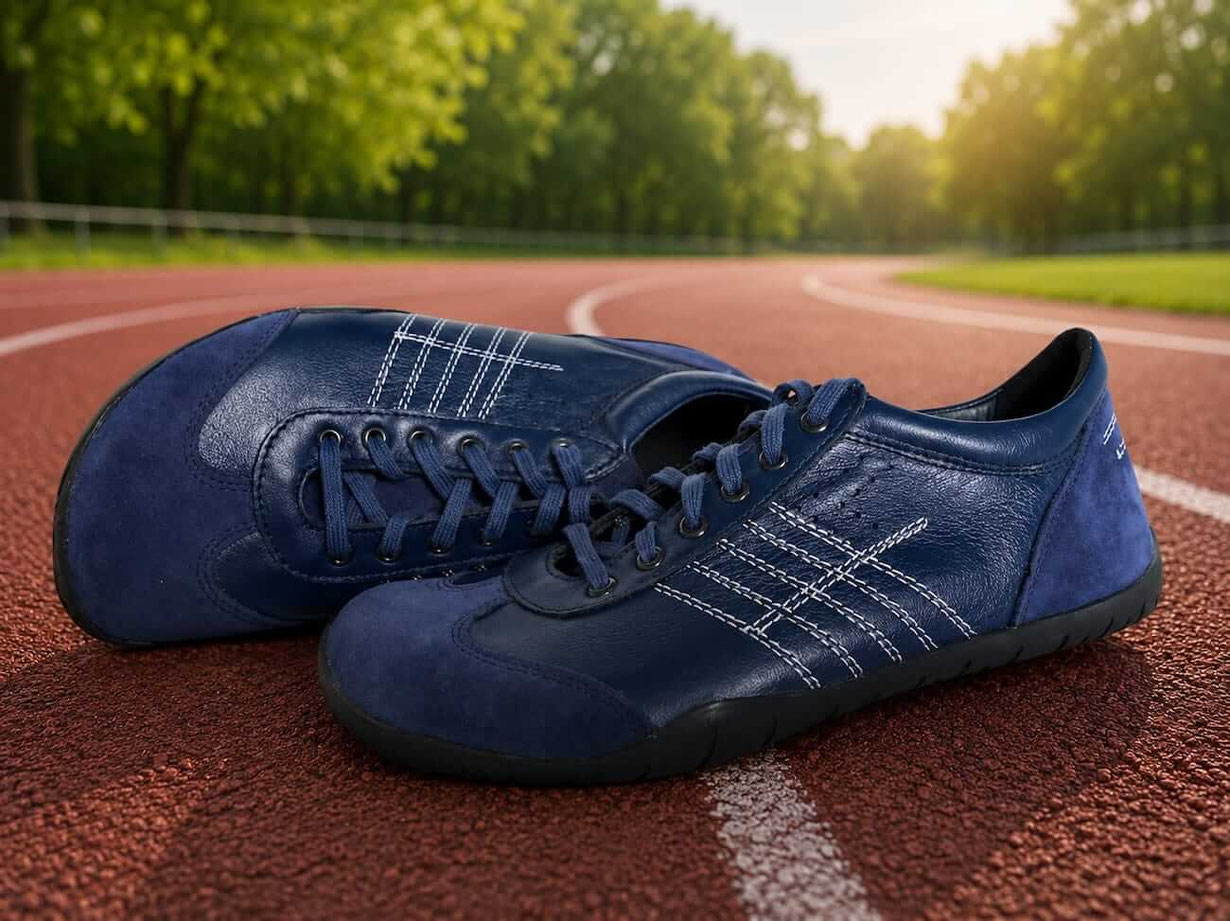 Barfußschuhe als Laufschuhe aus blauem Leder mit weißen Ziernähten
