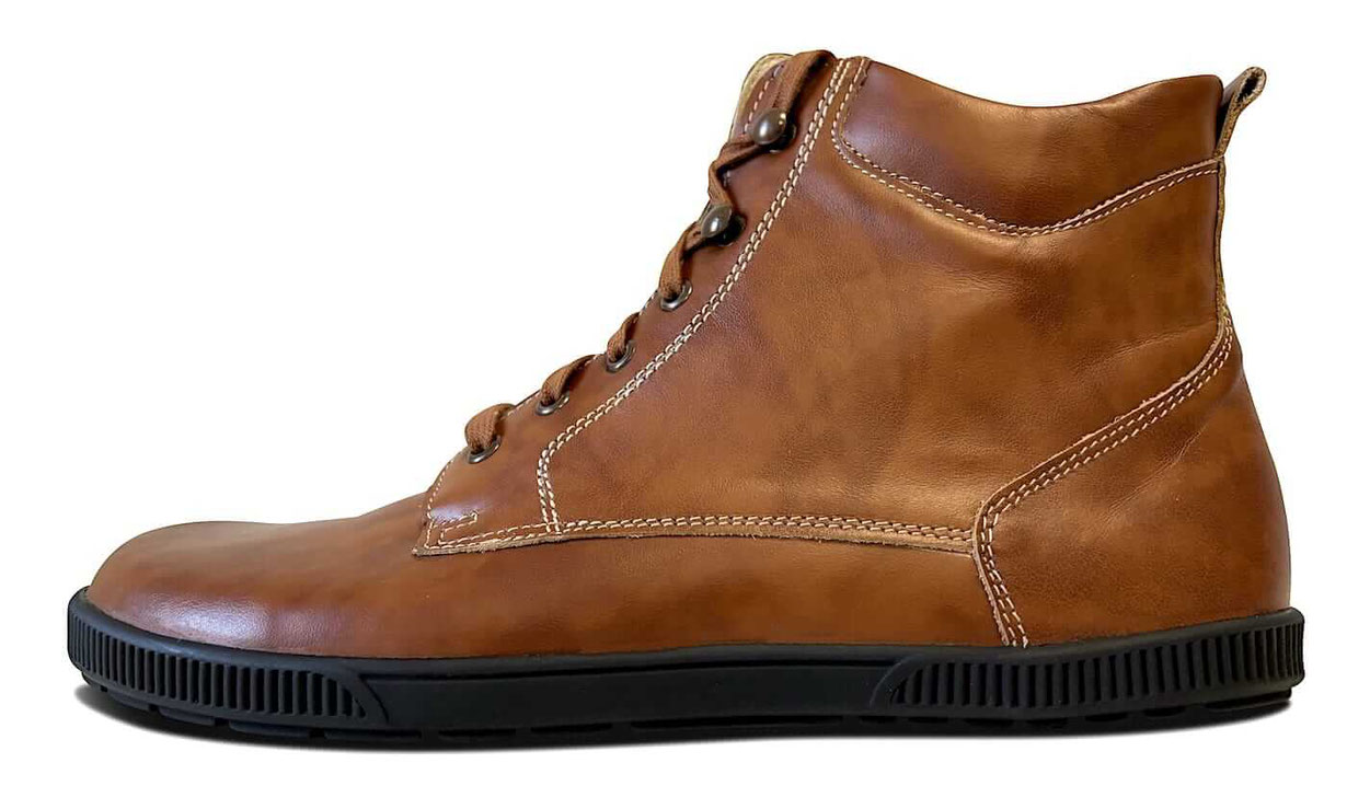 Barfuß Wanderstiefel aus cognacfarbenem Rindsleder mit braunen Senkeln und profilierter schwarzer Sohle und gepolsterten Einstieg.