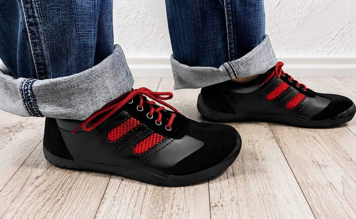 Sommer Barfußschuhe schwarzes Leder mit rotem Mesh