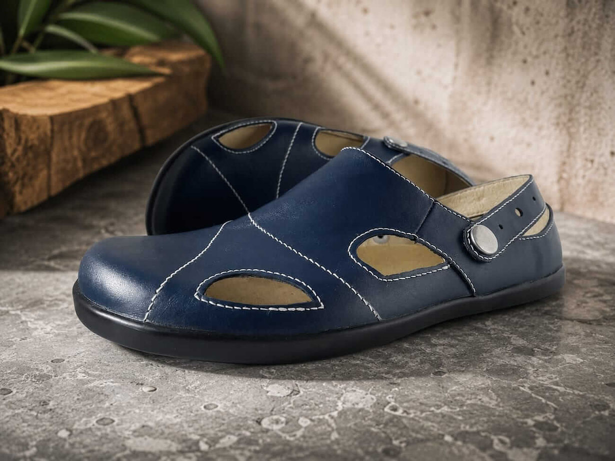 Clogs aus blauem Leder und schwarzer Sohle als Barfußschuhe