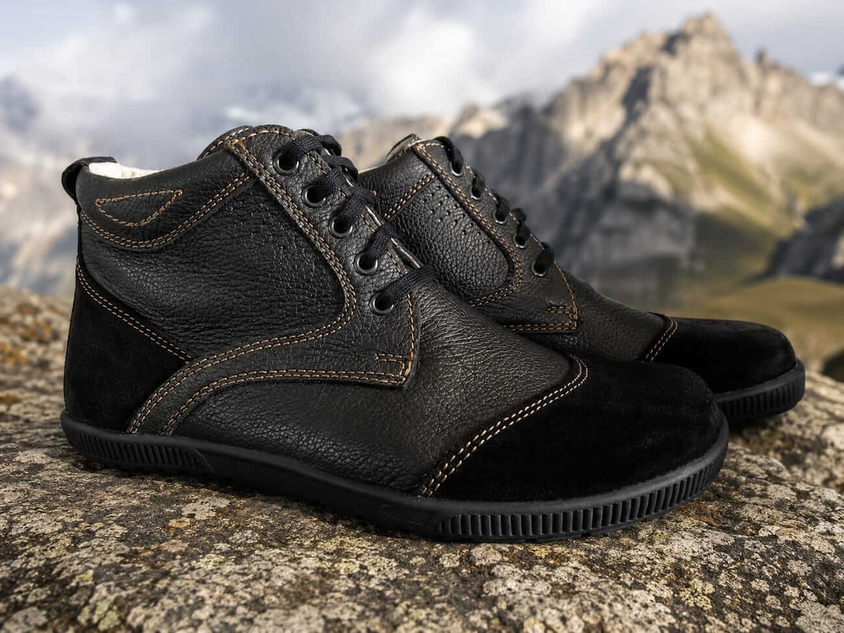 Barfußschuhe Wanderstiefel aus schwarzen Leder mit camelfarbenen Nähten