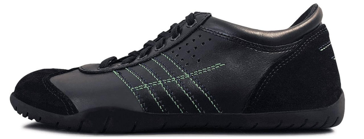 Barfuß Laufschuhe aus schwarzem Leder mit grünen Ziernähten einer schwarzen Laufsohle und schwarzen Senkeln 