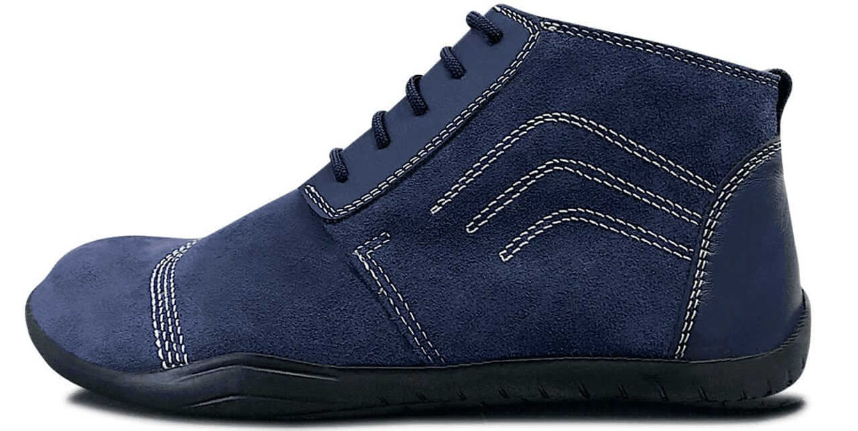 Höher geschnittener Barfußschuh komplett aus blauem Veloursleder mit weißen Nähten einer schwarzen Laufsohle und blauen Senkeln