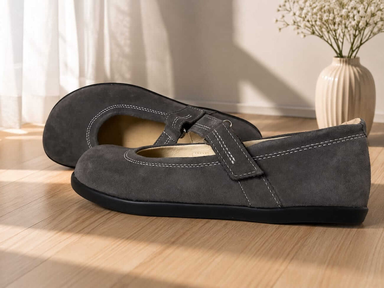 Barfußschuhe Ballerinas Damen aus grauen Veloursleder mit weißen Nähten und Klettverschluss