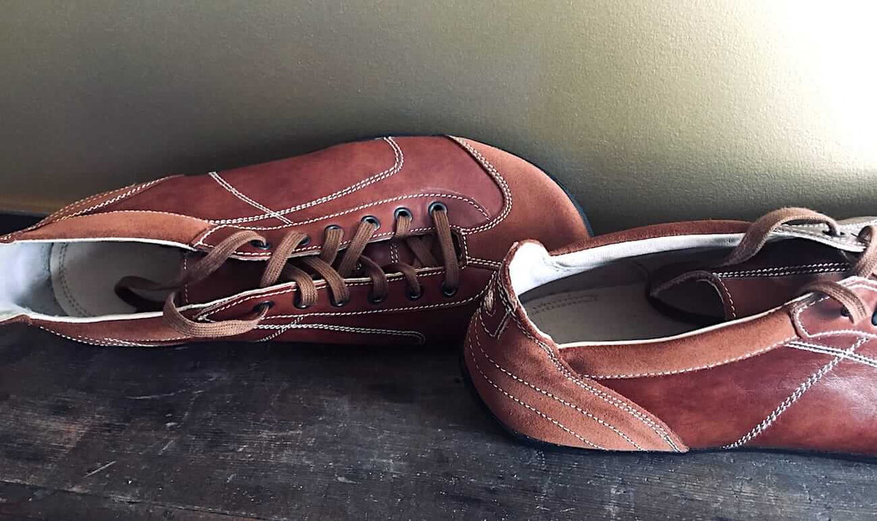 Handgefertigte Senmotic Barfußschuhe aus braunem Leder mit weißen Nähten