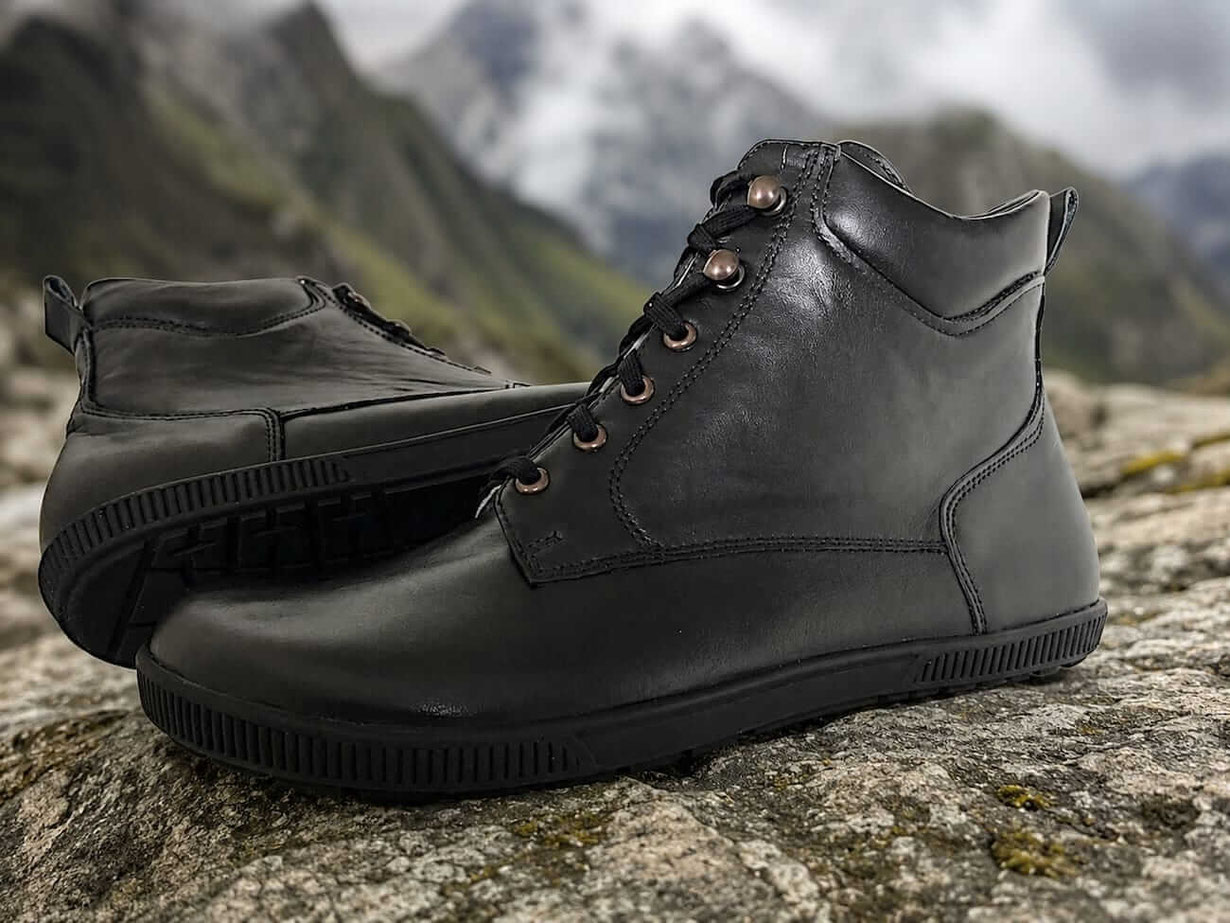 Barfußschuhe als Wanderstiefel aus schwarzem Leder mit schwarzen Nähten