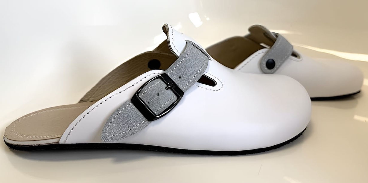Senmotic Clogs aus weißem Leder mit verstellbaren Riemen und schwarzer 3mm Kautschuk Sohle