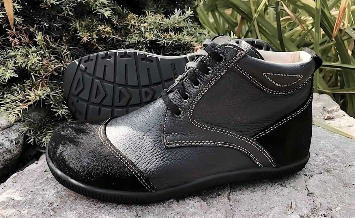 Barfußschuhe zum Wandern aus schwarzem Rindsleder mit profilierter Sohle