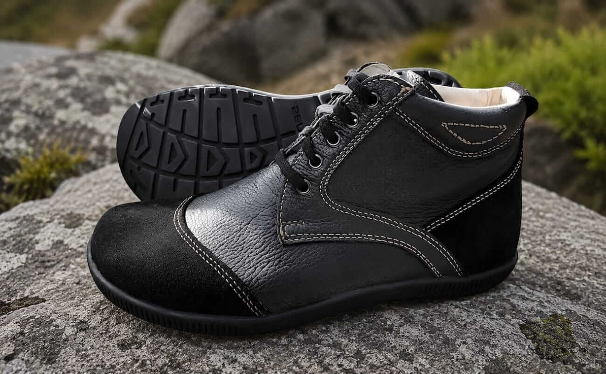 Barfußschuhe zum Wandern aus schwarzem Rindsleder mit profilierter Sohle