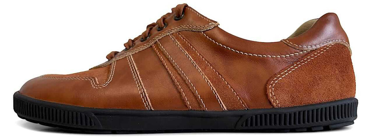 Wanderschuh als Halbschuh aus braunem Leder mit braunen Senkeln und stark profilierter Sohle