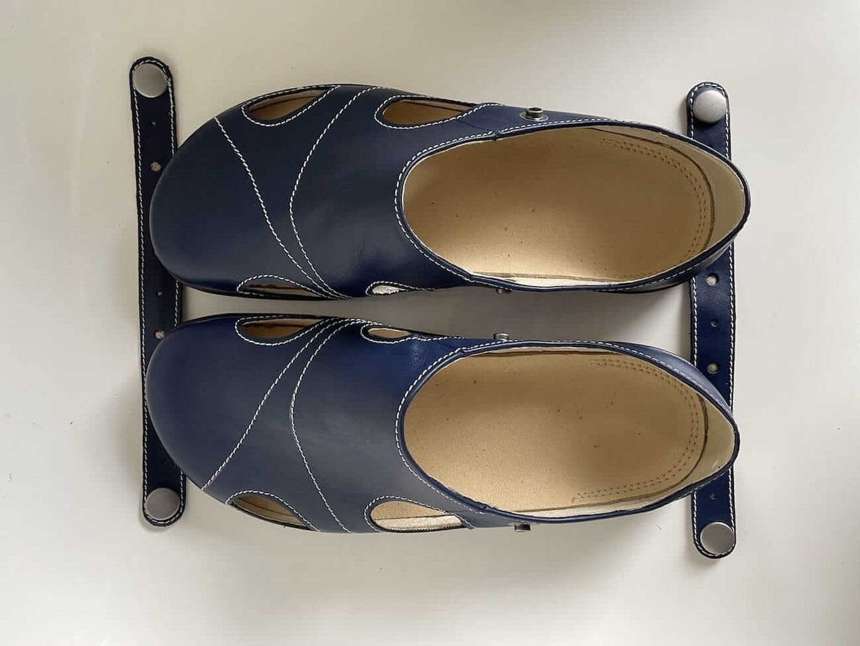 Clogs aus blauem Leder als Barfußschuhe mit weißen Nähten, beigen Innenfutter und abnehmbaren Fersenriemen