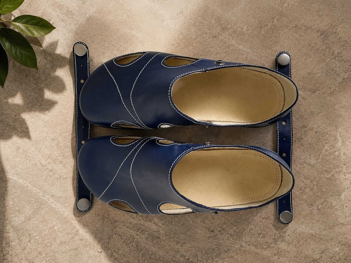 Handgefertigte Unisex Clogs aus blauem Leder als Barfußschuhe für den Sommer