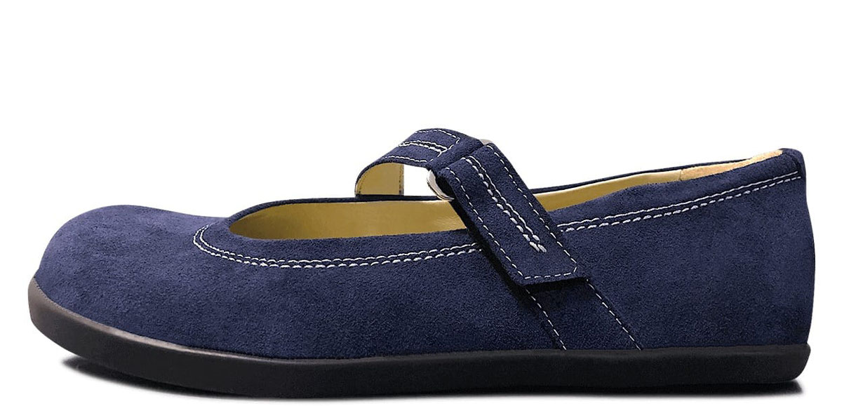 Ballerina aus blauem Veloursleder mit Klettverschluss. Mit weißen Nähten und schwarzer Sohle und beigen Innenfutter. 