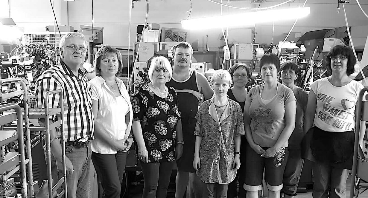 Alle neun Mitarbeiter der Barfußschuh Manufaktur aus Weißenfels im Gruppenfoto