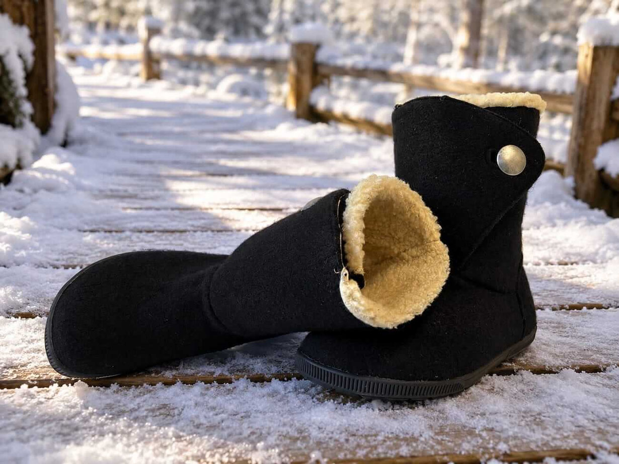 Winter Barfußschuhe Damen Stiefel aus schwarzem Filz mit beigen Webpelz gefüttert 