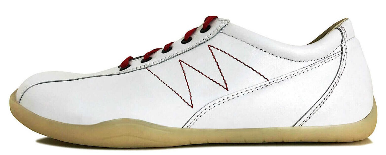 Gepolsterte Barfußschuhe. Glattes Rindsleder mit roten Nähten und roten Senkeln. Laufsohle beige.