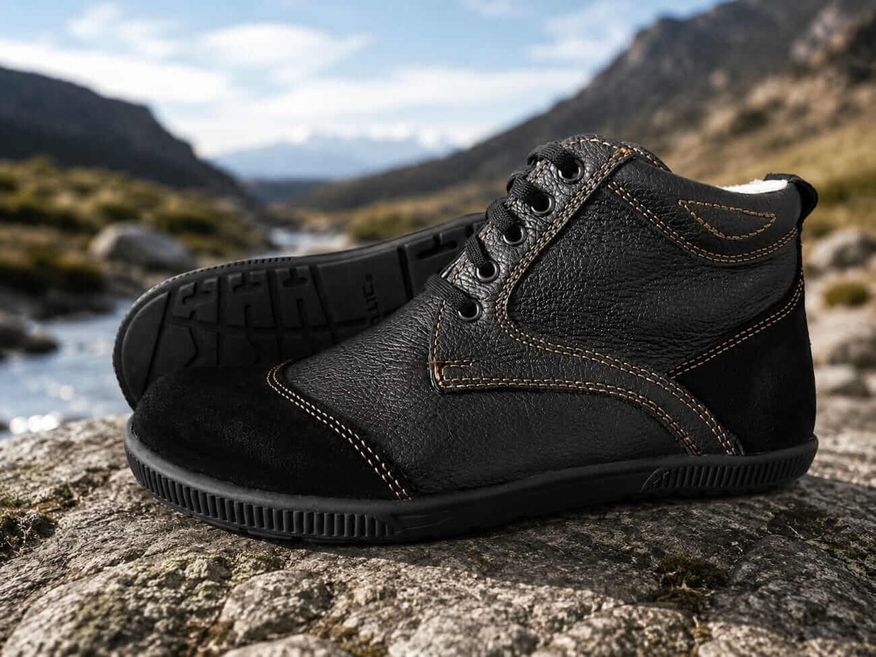 Barfußschuhe Wanderstiefel aus schwarzen Leder mit camelfarbenen Nähten und innen gefüttert