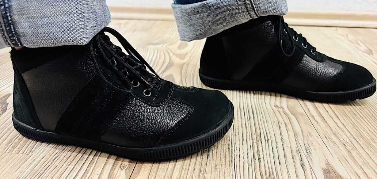 Handgefertigte Barfußschuhe Winter aus Deutschland - Schwarzes Leder - Lammfell - Modell Storm