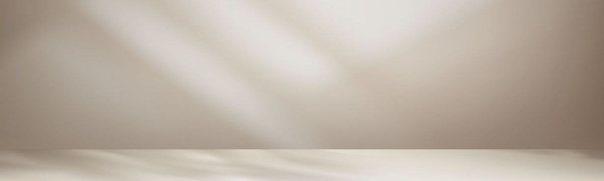 Weiches, diffuses Licht auf einer ruhigen beige Fläche mit sanften Schatten und einem stillen, offenen Hintergrund.