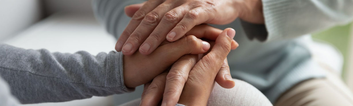 Zwei erwachsene Menschen, deren Hände übereinanderliegen, als Ausdruck von Halt, Nähe und ruhiger Unterstützung zwischen Eltern und erwachsenen Kindern.