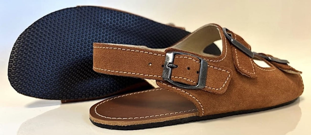 Handgefertigte unisex Sandale aus braunem Wildleder mit Fersenriemen