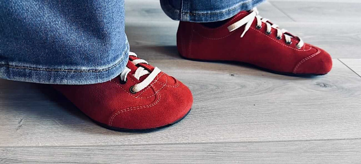 Günstige Pure Barfußschuhe rotes Wildleder mit weißen Senkeln an den Füßen