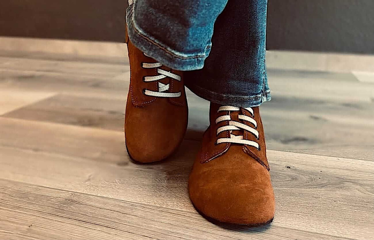Deutsche Pure Barfußschuhe aus braunem Leder an den Füßen